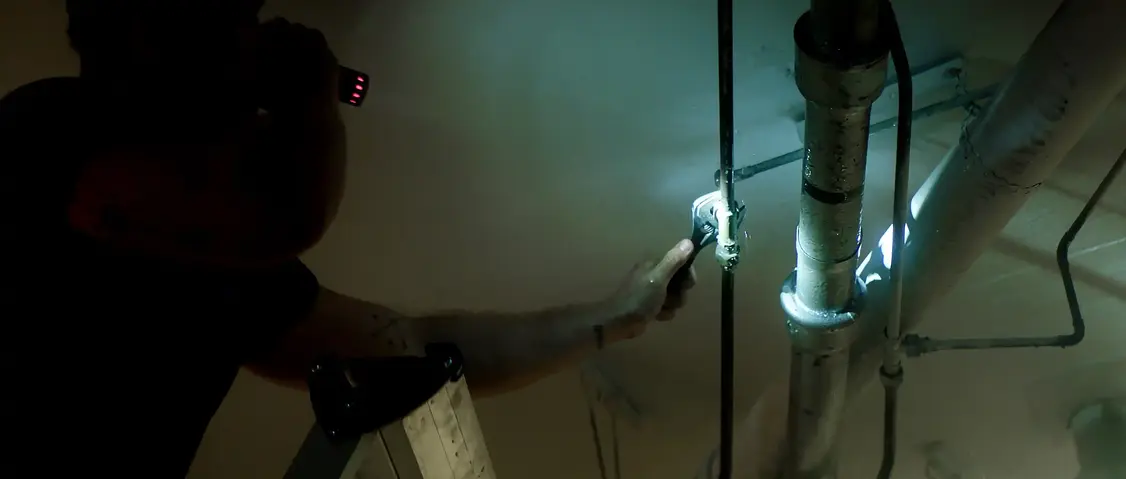 Rørleggervakta stopper vannlekkasje i kjeller